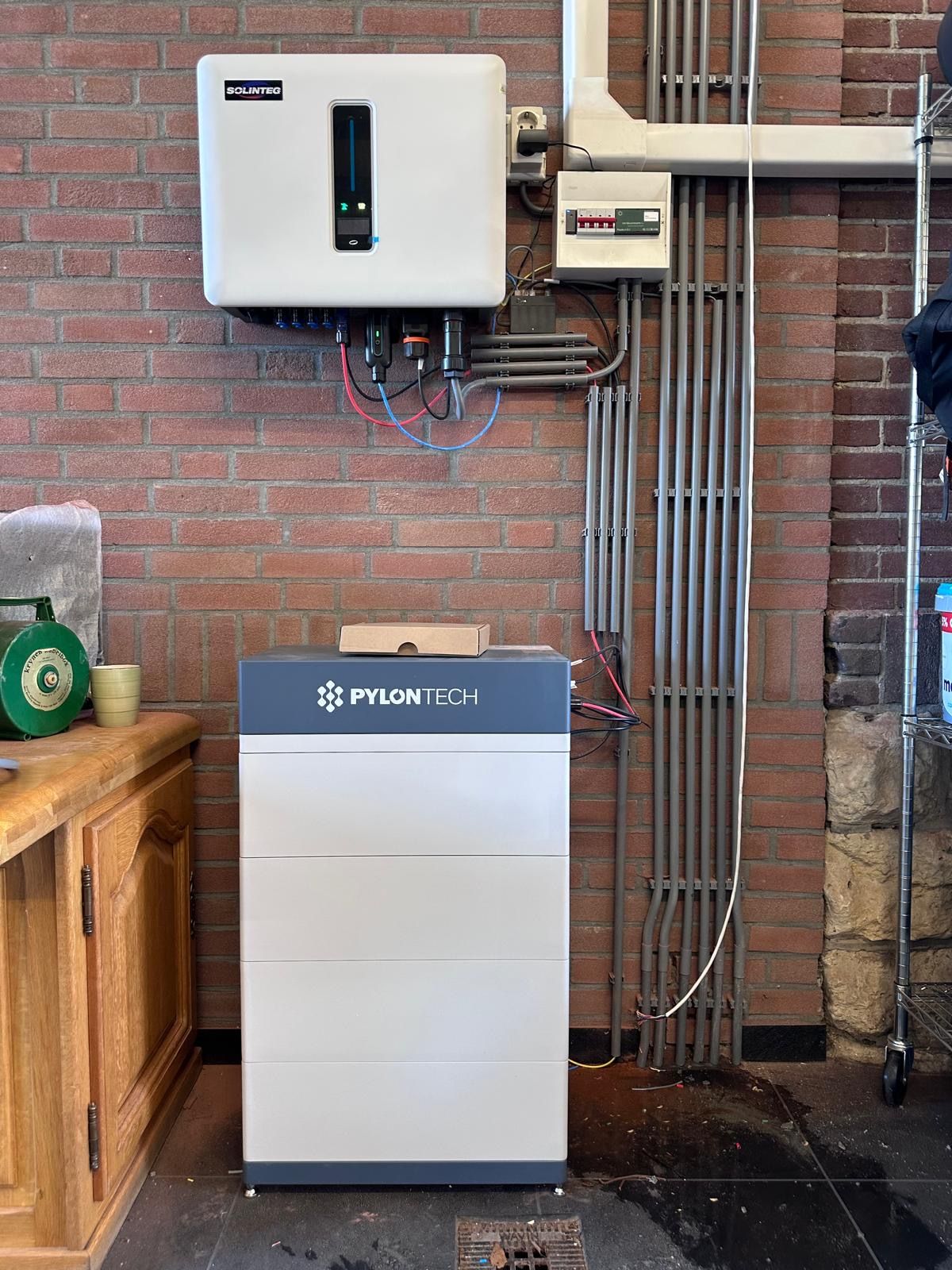 Vakkundig geïnstalleerde Pylontech thuisbatterij met Solinteg omvormer