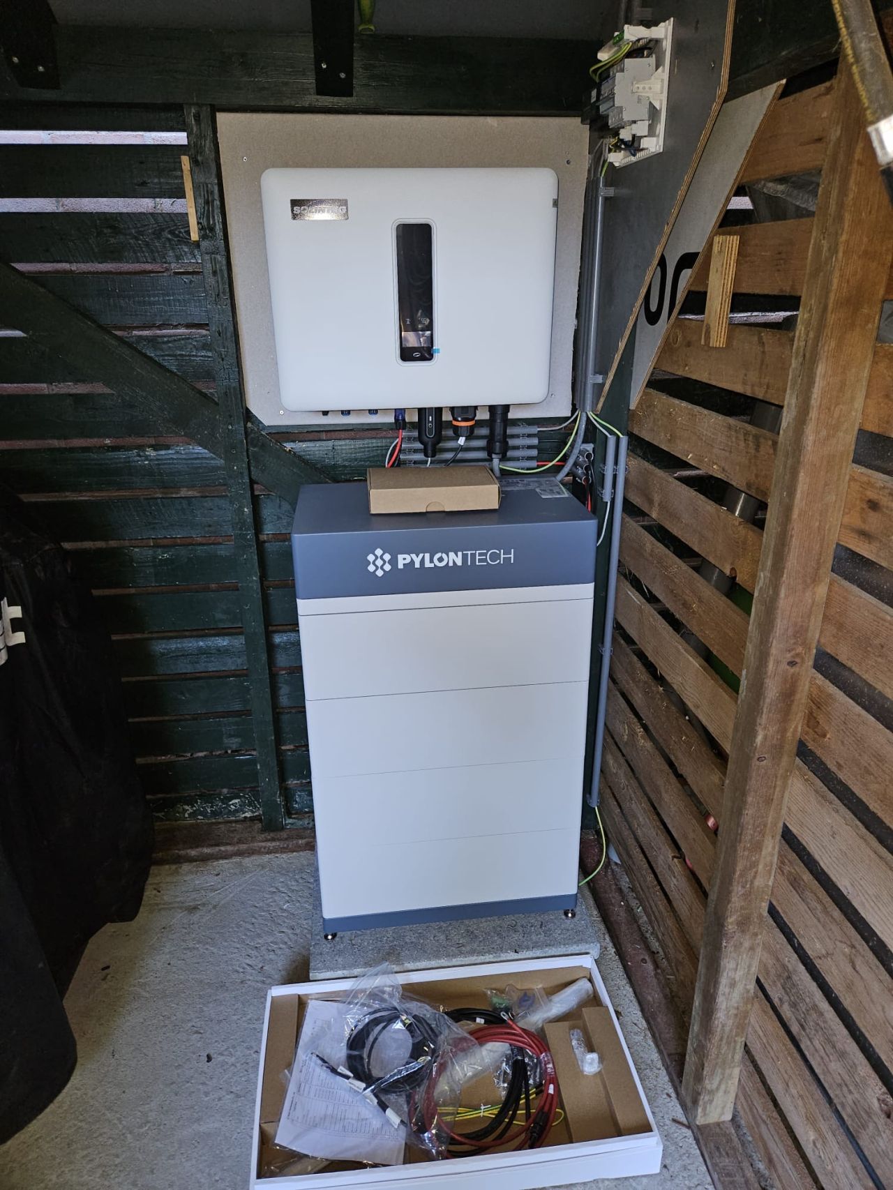 Pylontech batterij in tuinhuis